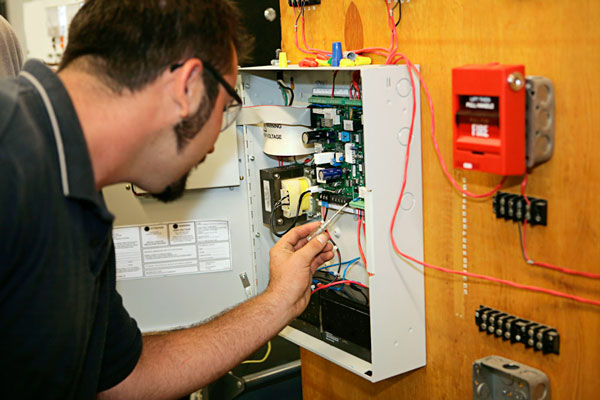 Техническое обслуживание систем пожарной сигнализации: необходимые документы и расчеты