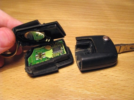 Как поменять батарейку в ключе Mazda 3? Вообще ничего сложного