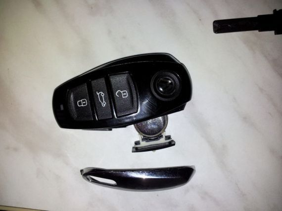 Как поменять батарейку в ключе Mercedes и Volkswagen? Без этого никуда