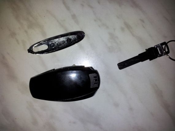 Как поменять батарейку в ключе Mercedes и Volkswagen? Без этого никуда