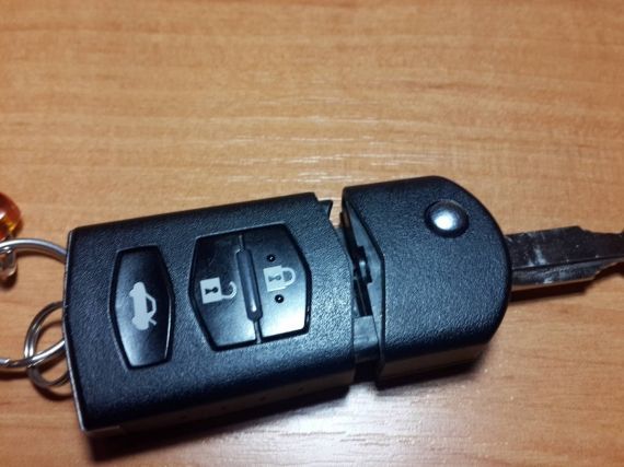 Как поменять батарейку в ключе Mazda 3? Вообще ничего сложного